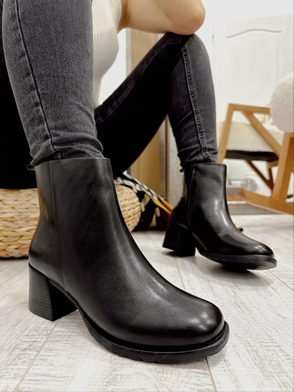 Leather booties F878 - BLACK