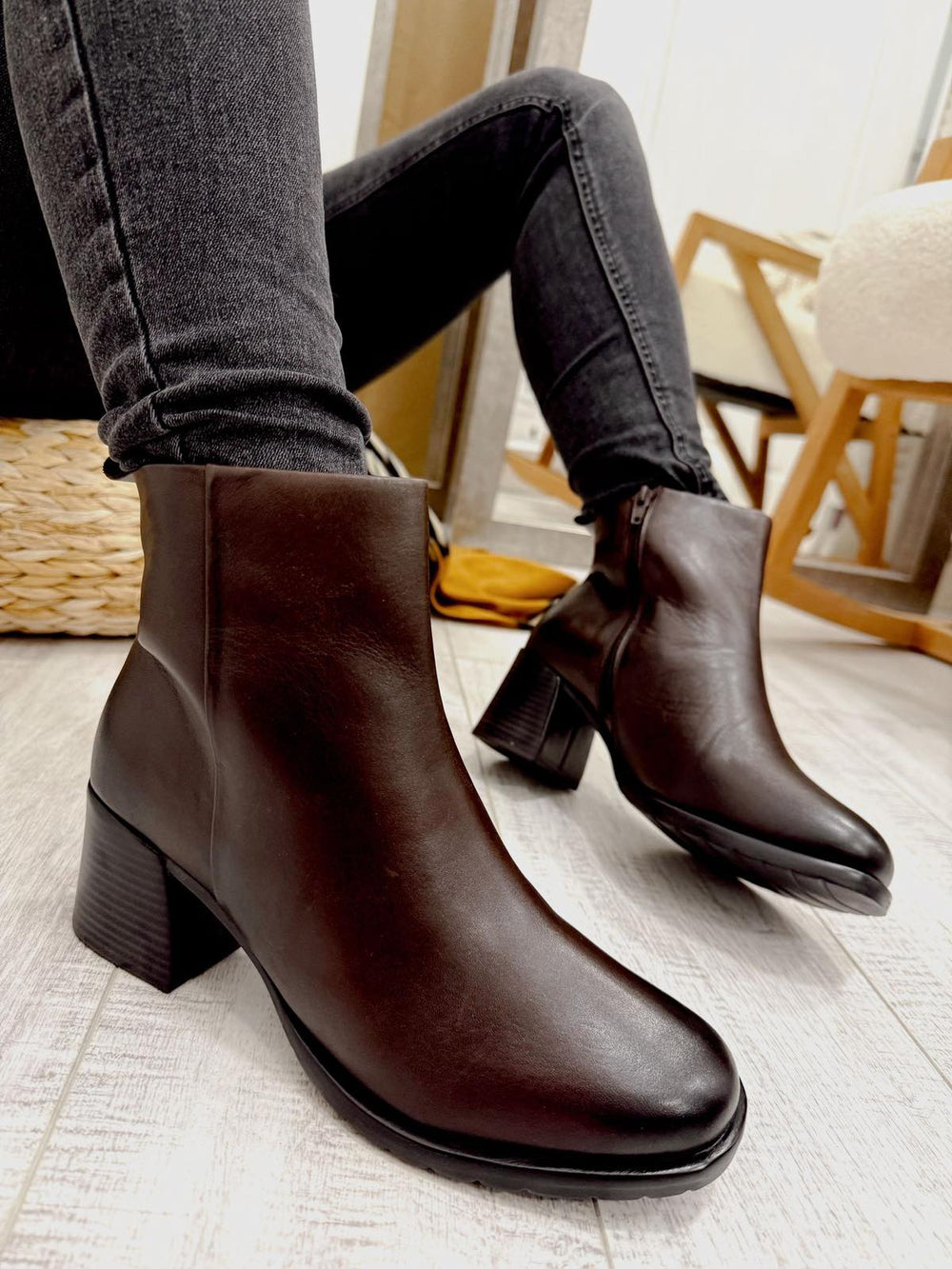 Leather booties F878 - BROWN
