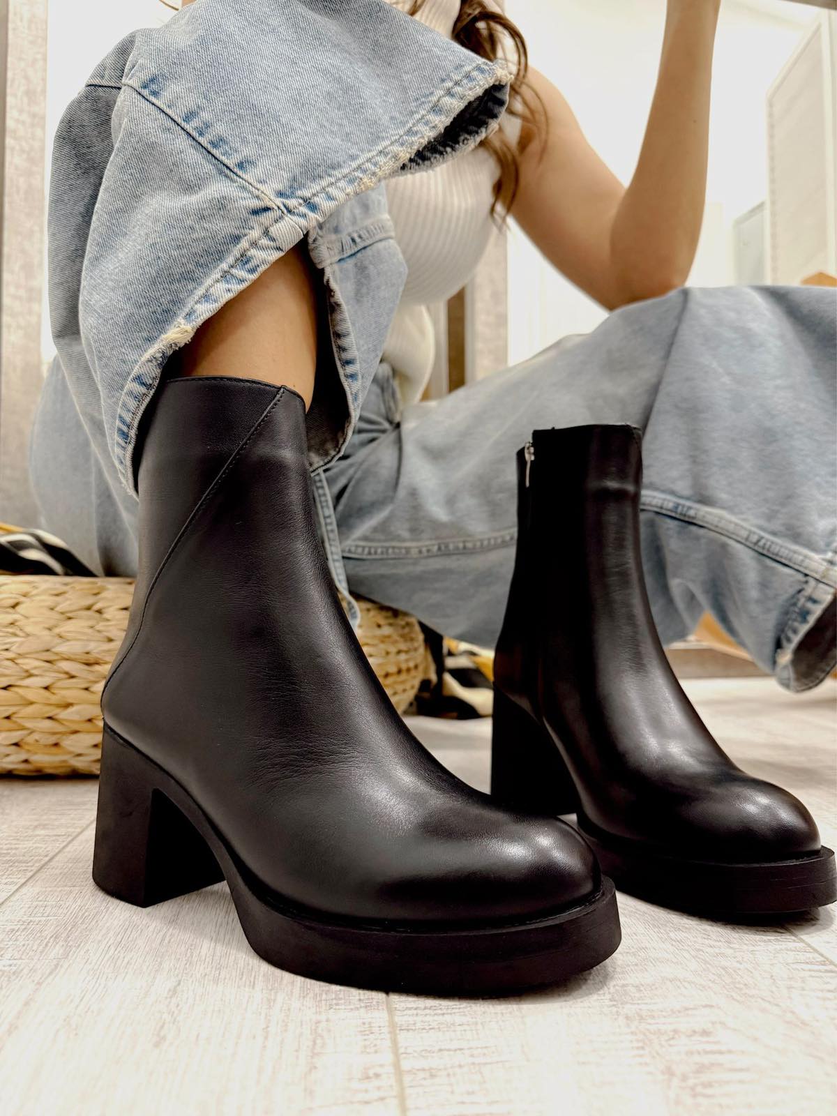 Leather booties F835 - BLACK