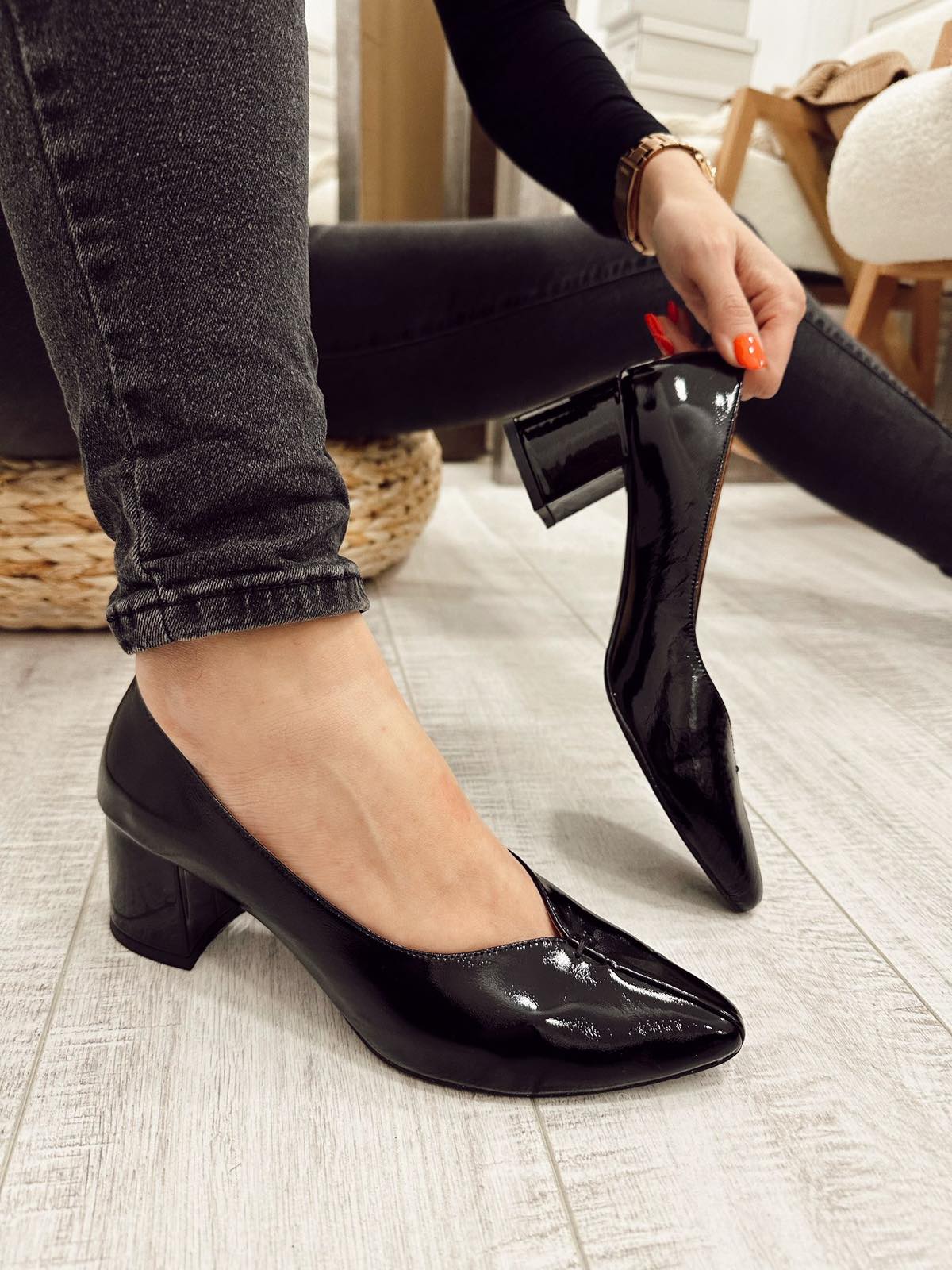 Leather heels F952 - BLACK