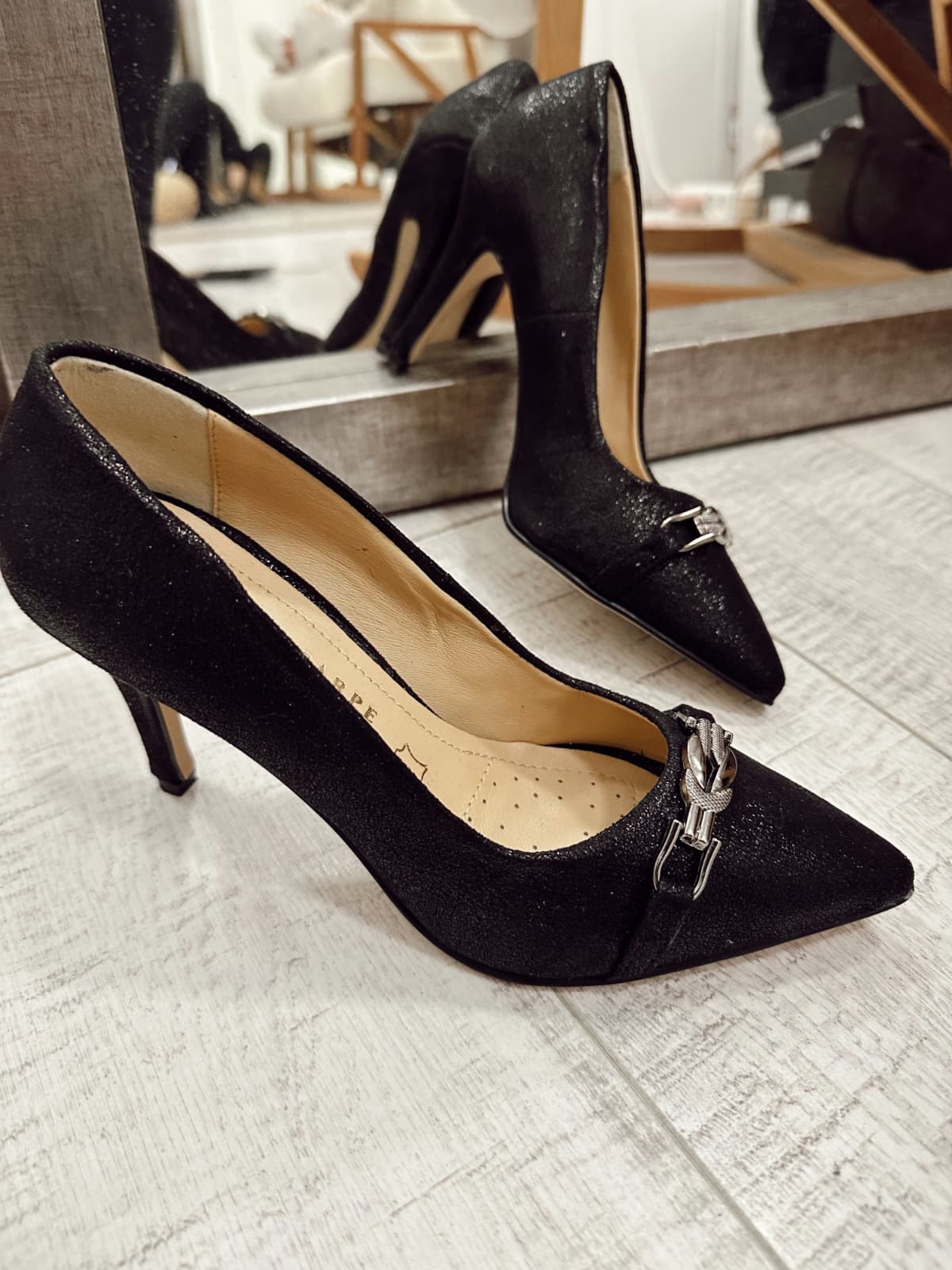 Leather heels F953 - NEAGRĂ