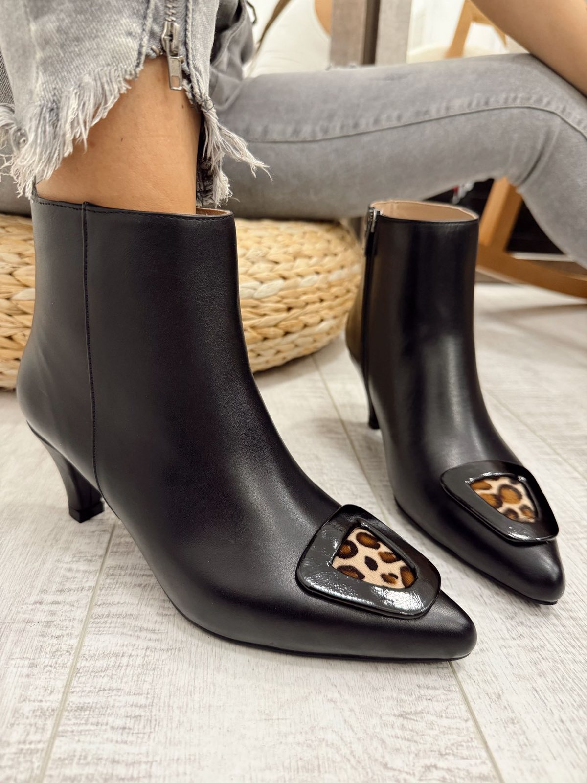 Leather booties F618 - BLACK
