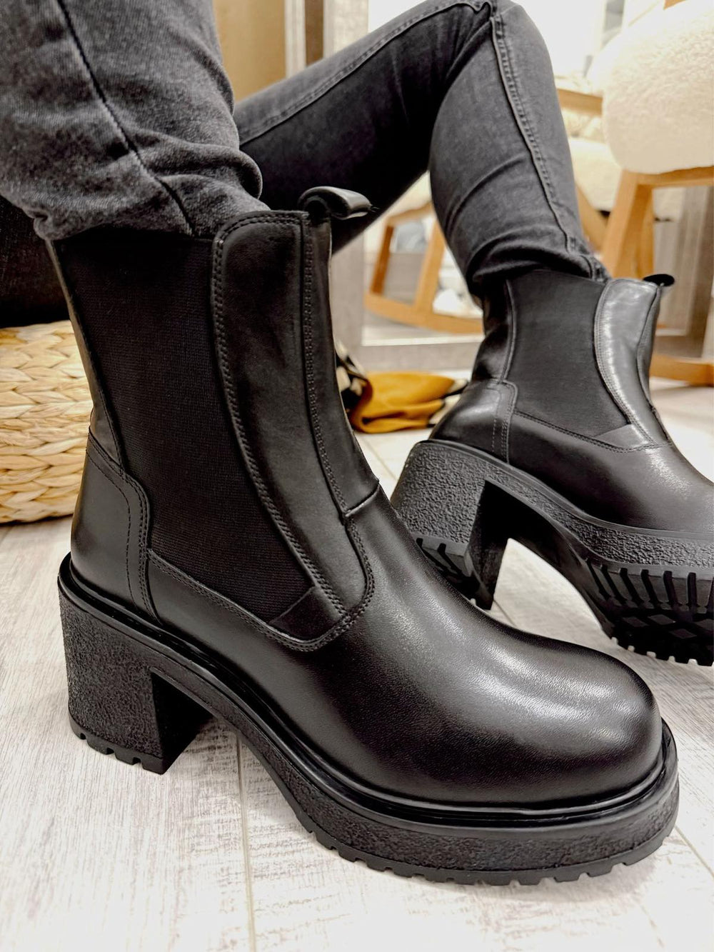 Leather booties F877 - BLACK