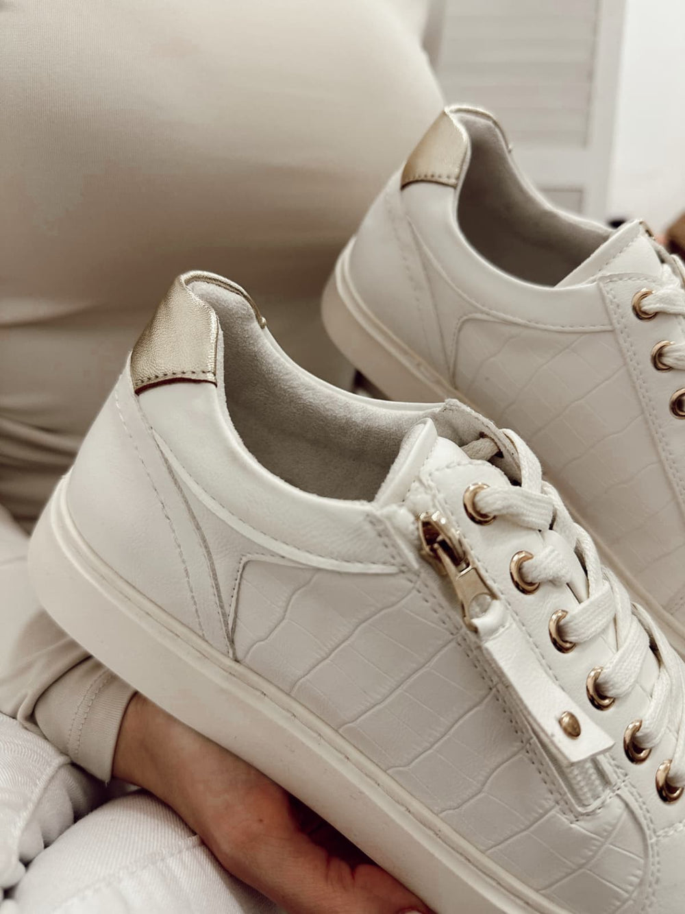 Women sneakers F991 - WHITE