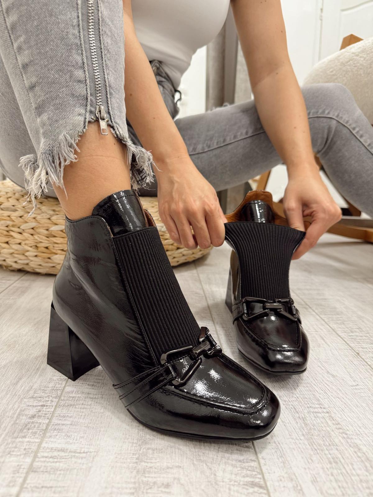 Leather booties F616 - BLACK