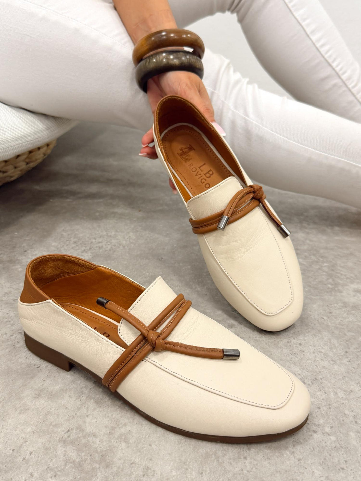 Flat leather shoes G396 - BEIGE