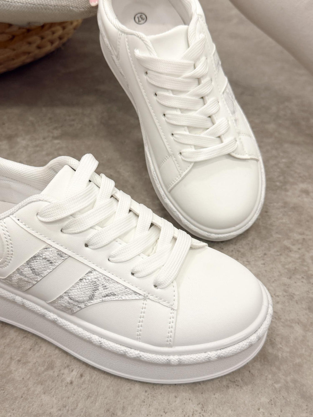 Women sneakers G346 - WHITE