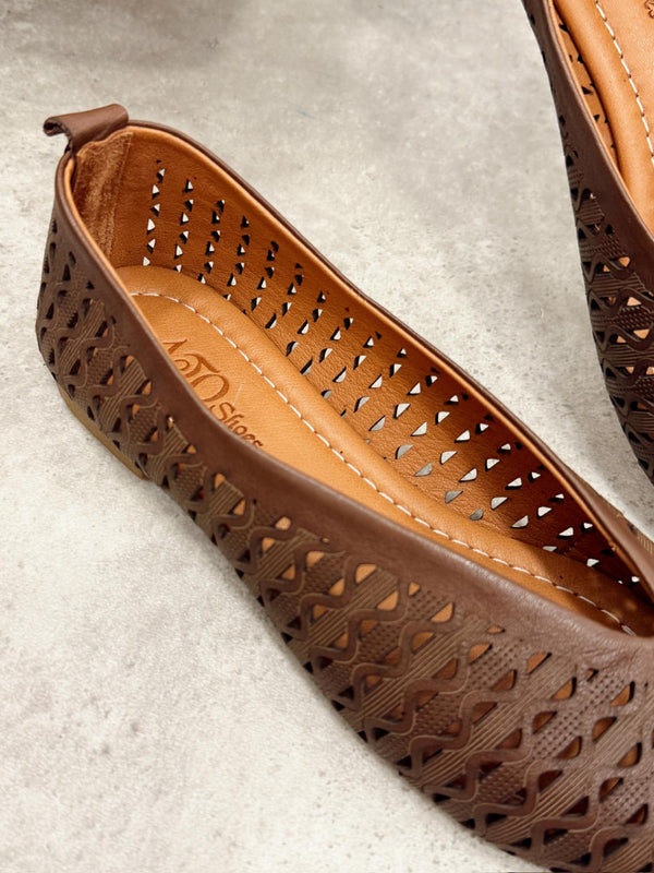 Flat leather shoes G465 - BROWN