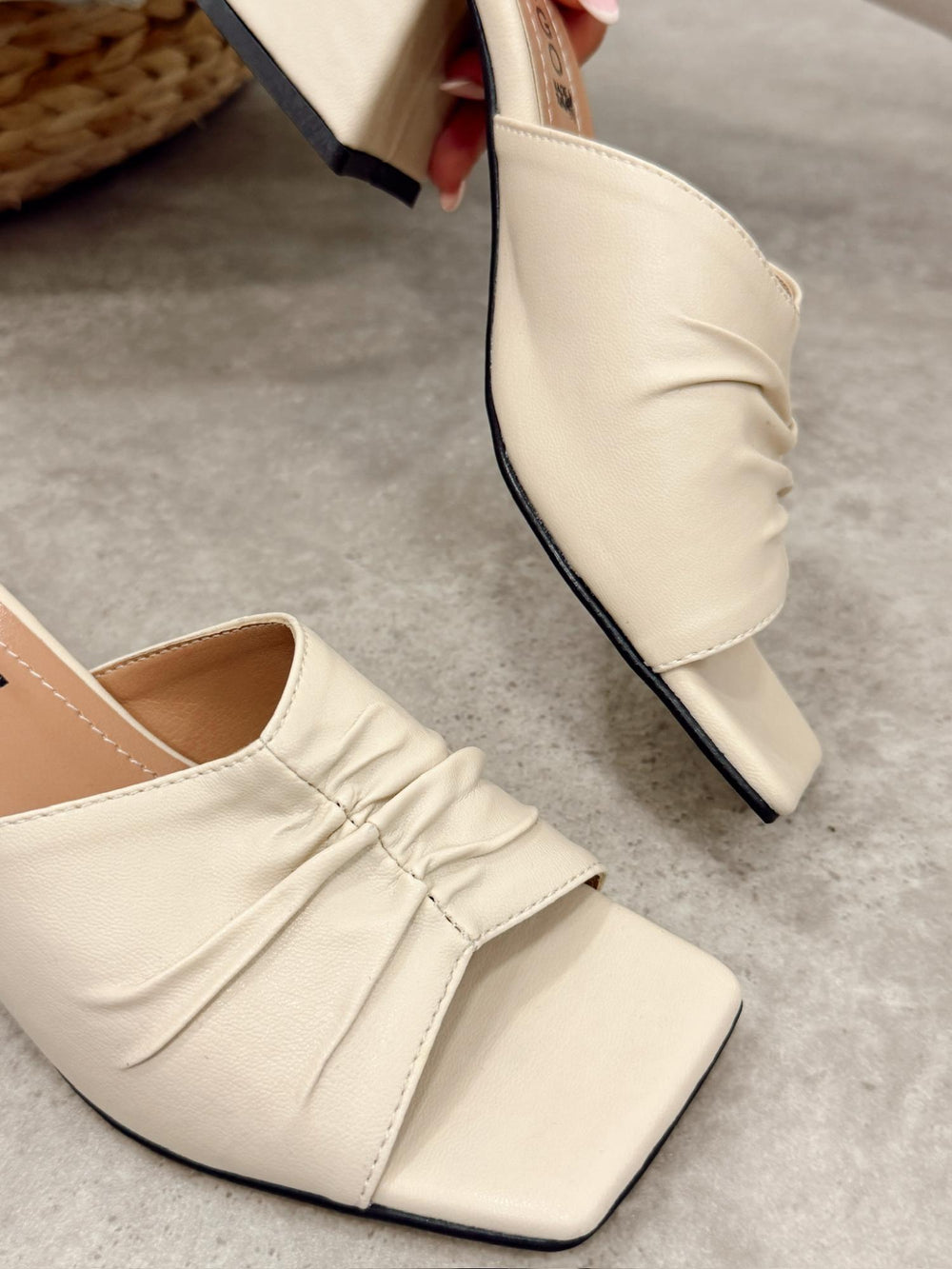 Women Slippers and Mules G478 - LIGHT BEIGE