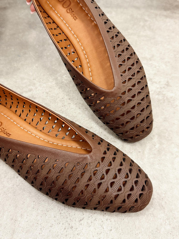 Flat leather shoes G465 - BROWN