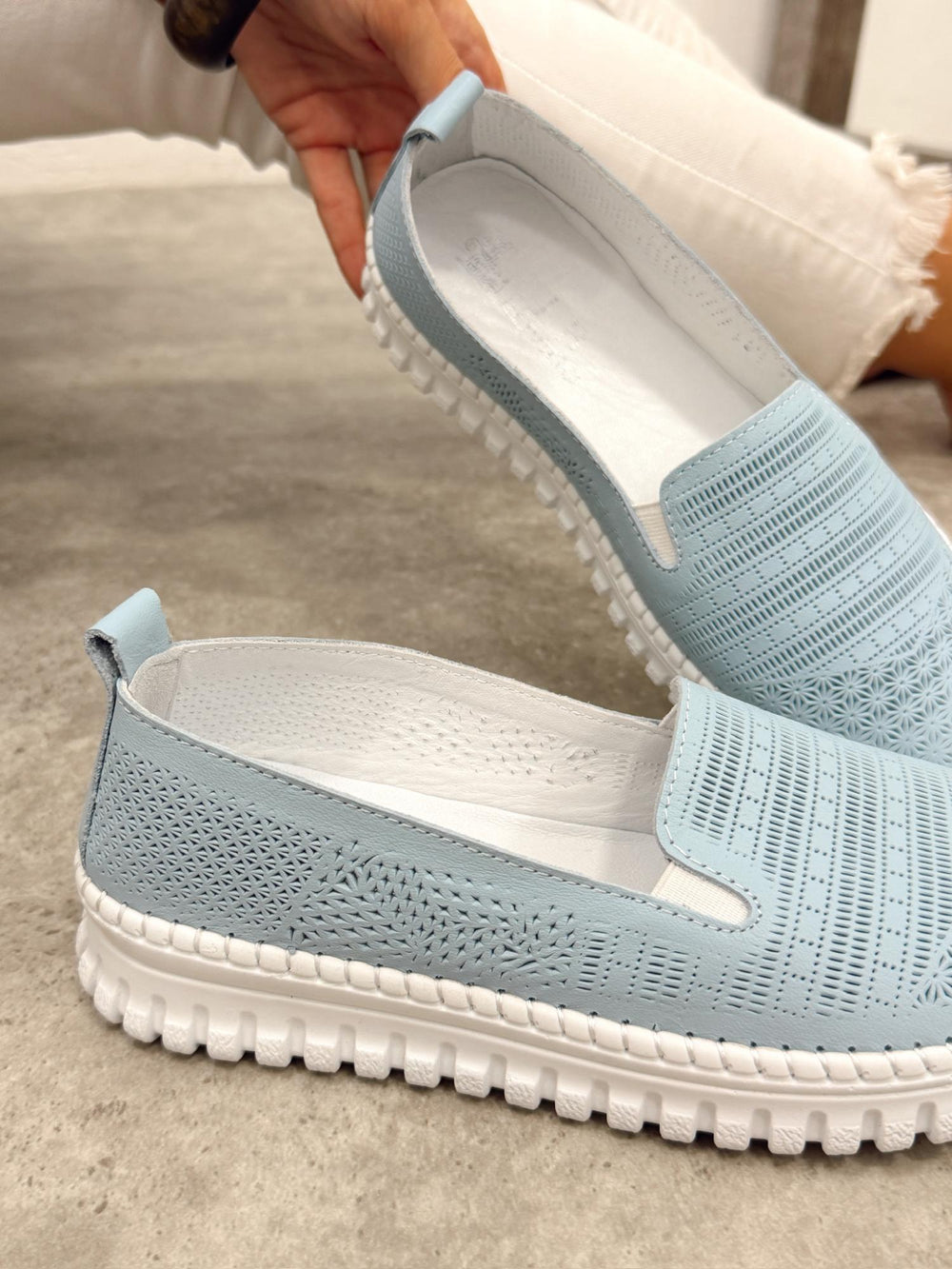 Flat leather shoes G397 - BLUE