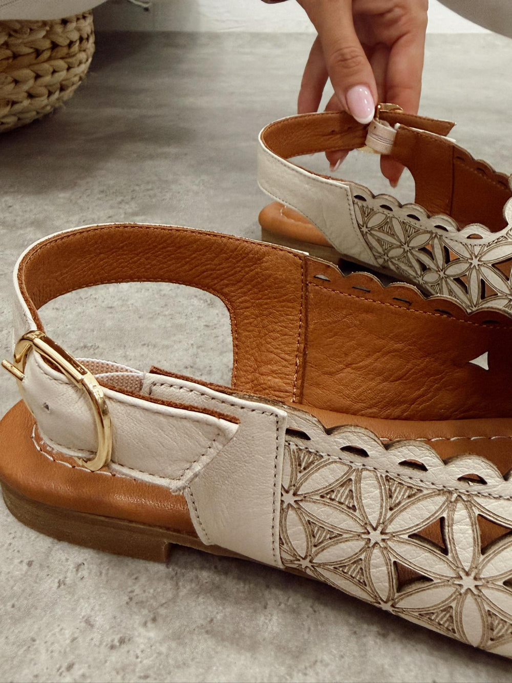 Leather sandals G461 - BEIGE