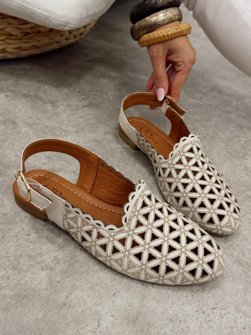 Leather sandals G461 - BEIGE