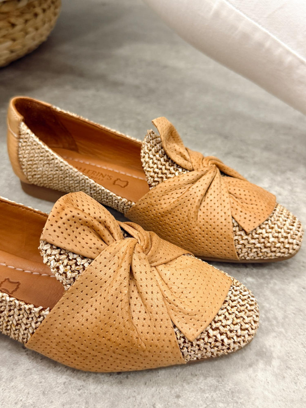 Flat leather shoes G418 - BEIGE