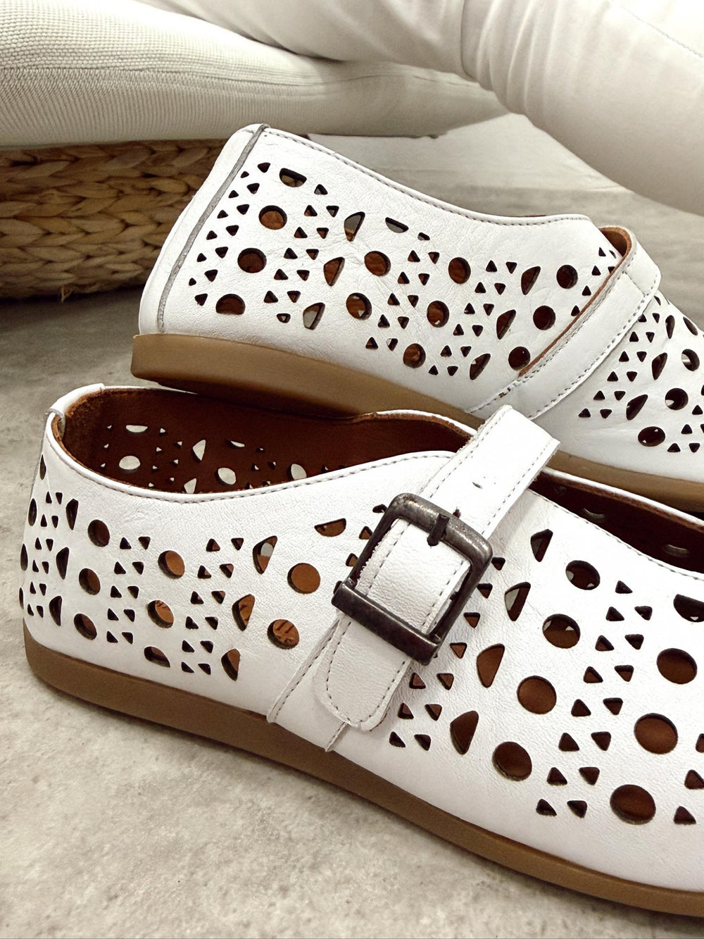 Flat leather shoes G422 - WHITE