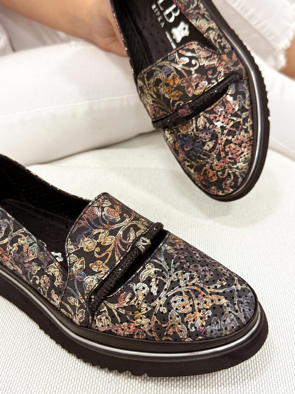 Flat leather shoes G130 - BLACK