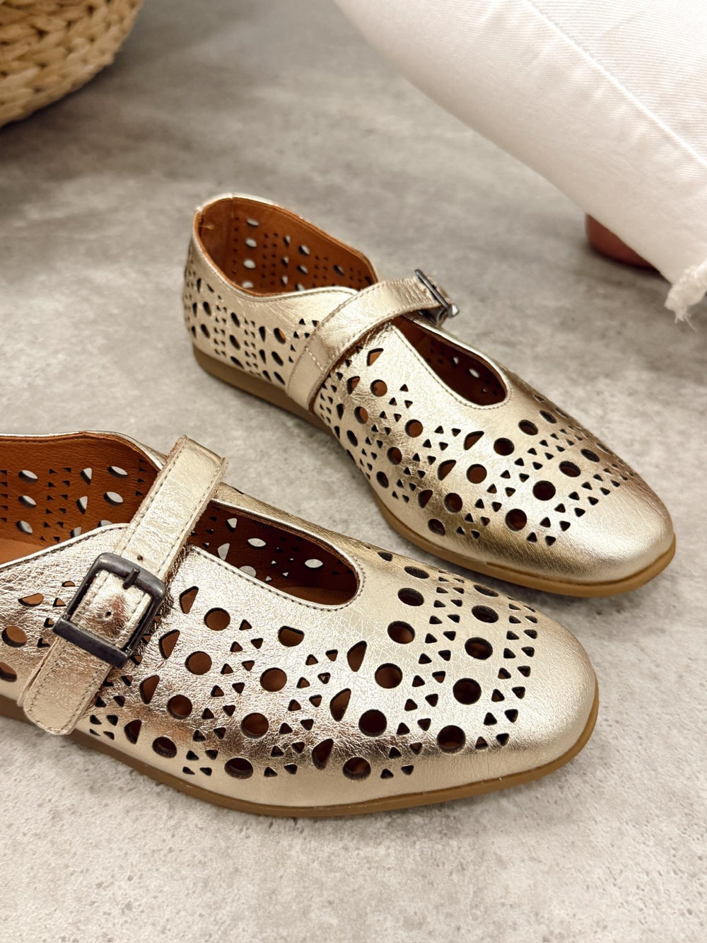 Flat leather shoes G422 - GOLD