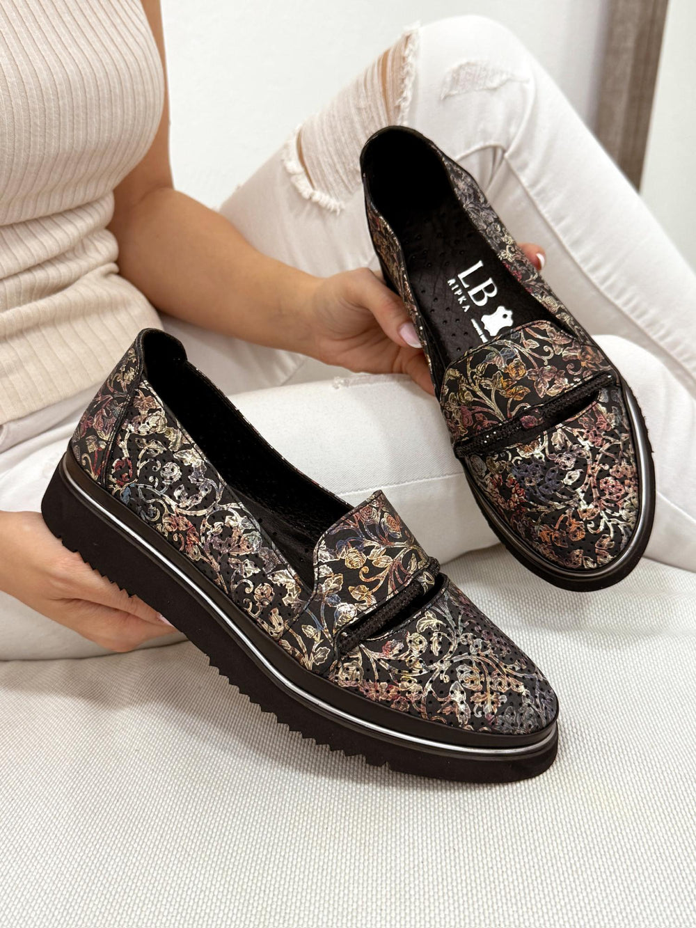 Flat leather shoes G130 - BLACK