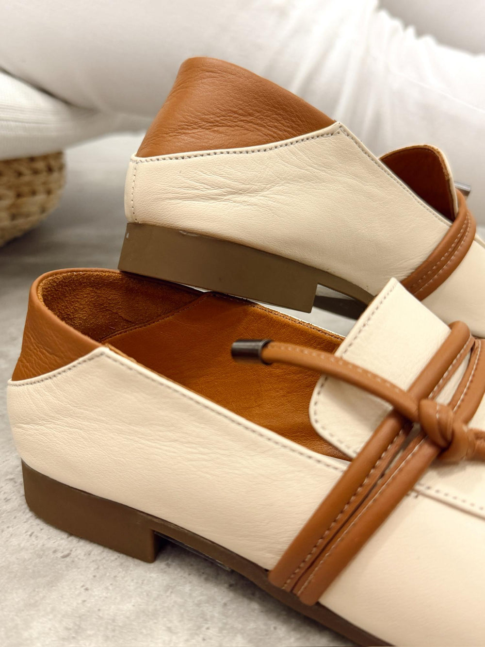 Flat leather shoes G396 - BEIGE