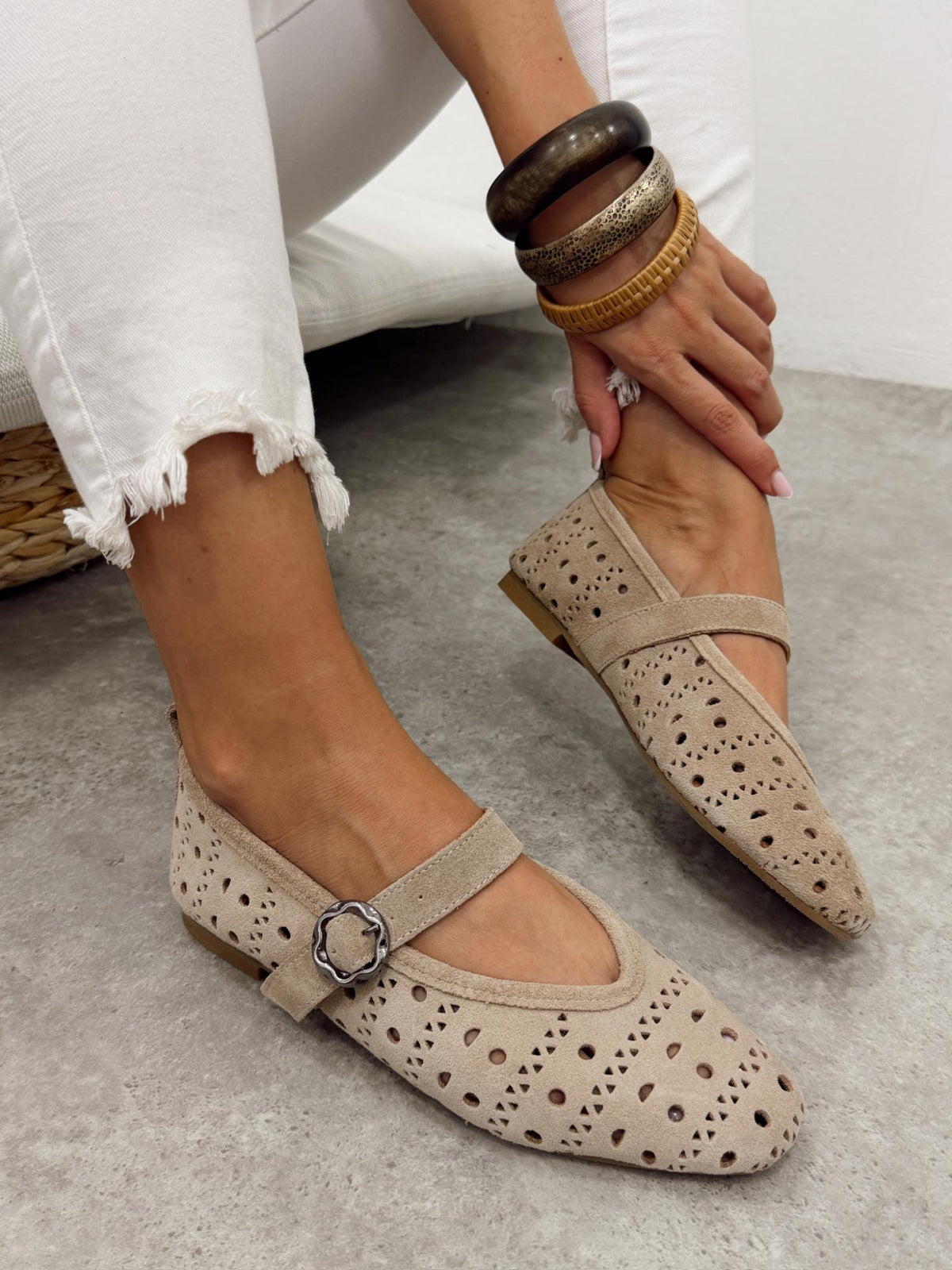 Flat leather shoes G468 - BEIGE