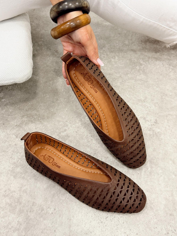 Flat leather shoes G465 - BROWN