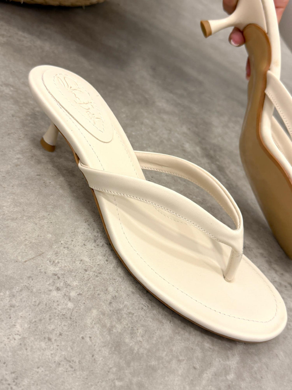 Women Slippers and Mules G493 - LIGHT BEIGE