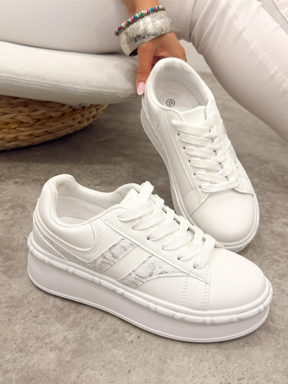 Women sneakers G346 - WHITE