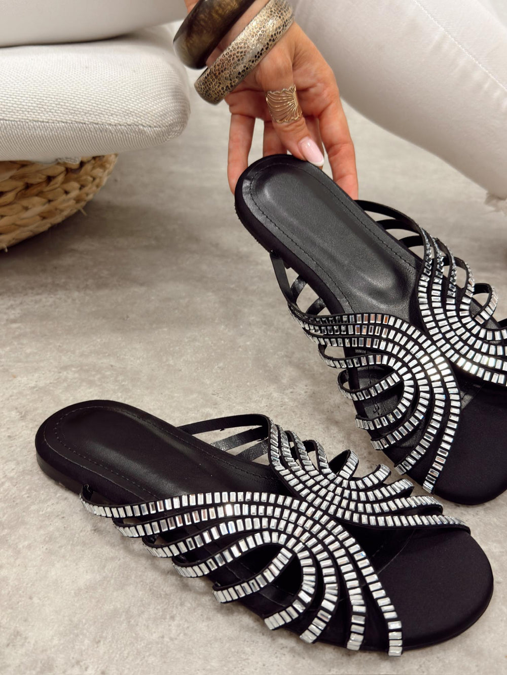 Women Slippers and Mules G506 - BLACK