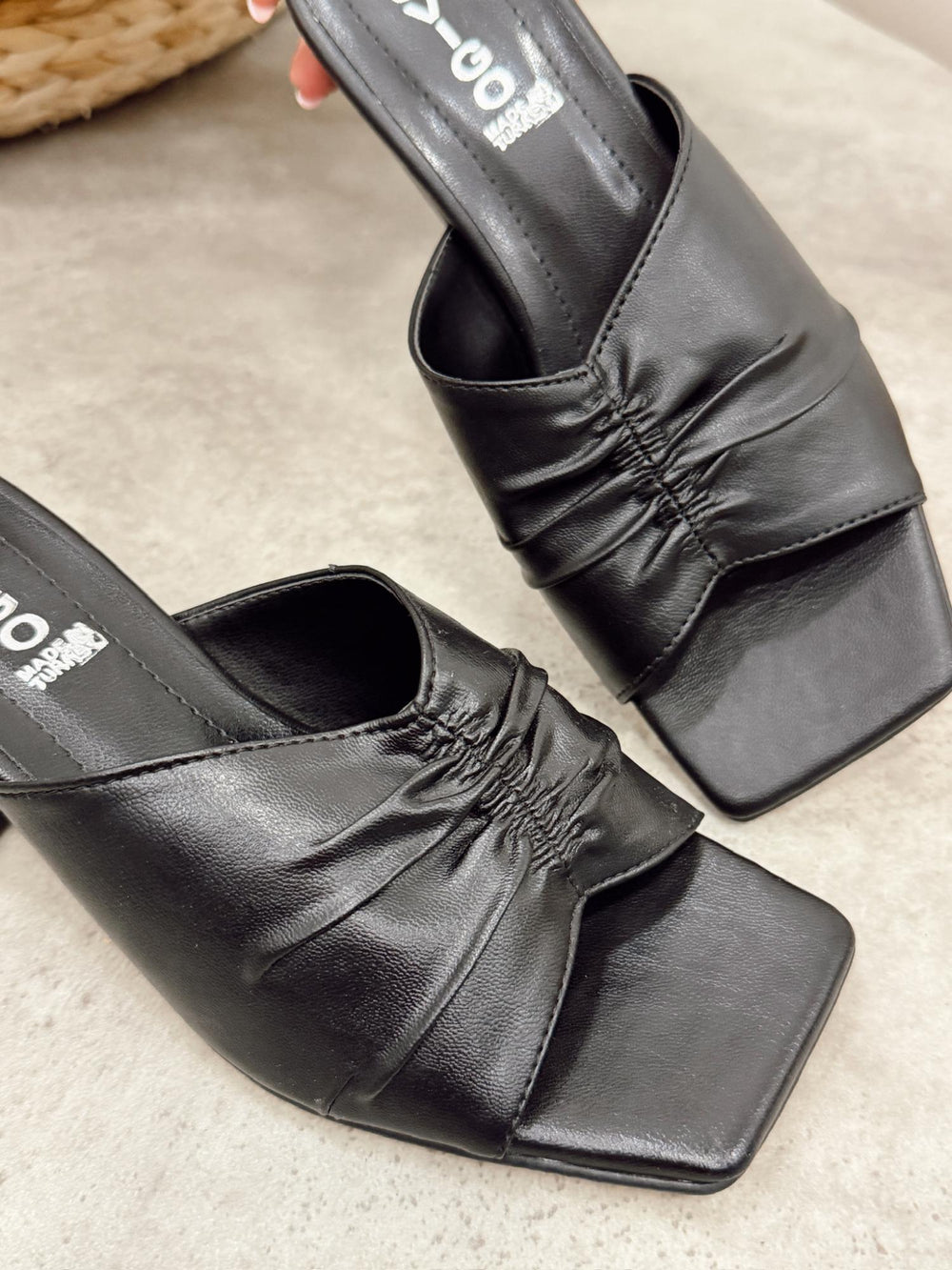 Women Slippers and Mules G478 - BLACK
