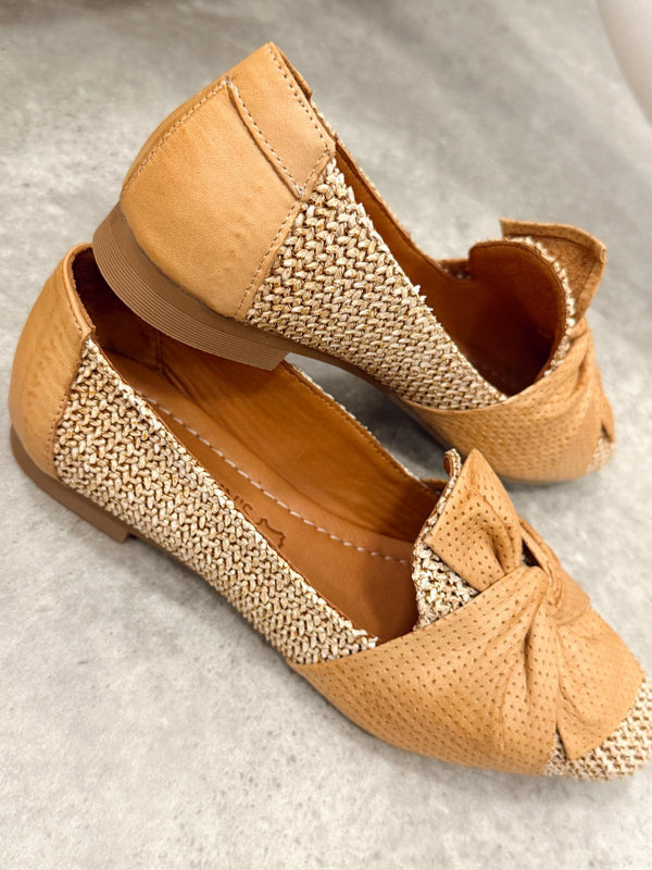 Flat leather shoes G418 - BEIGE