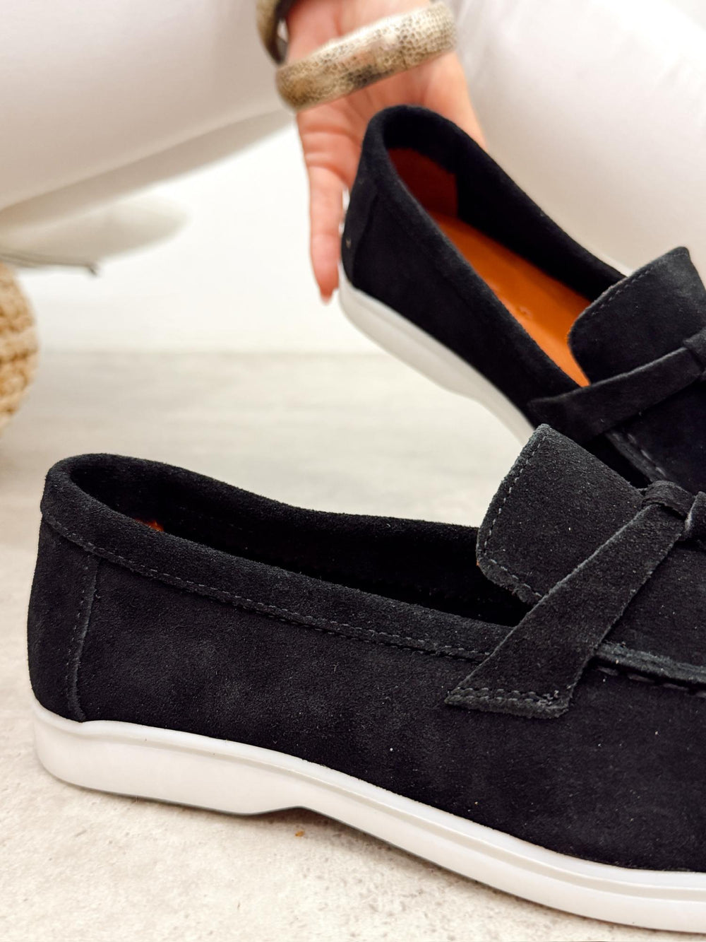 Flat leather shoes G518 - BLACK